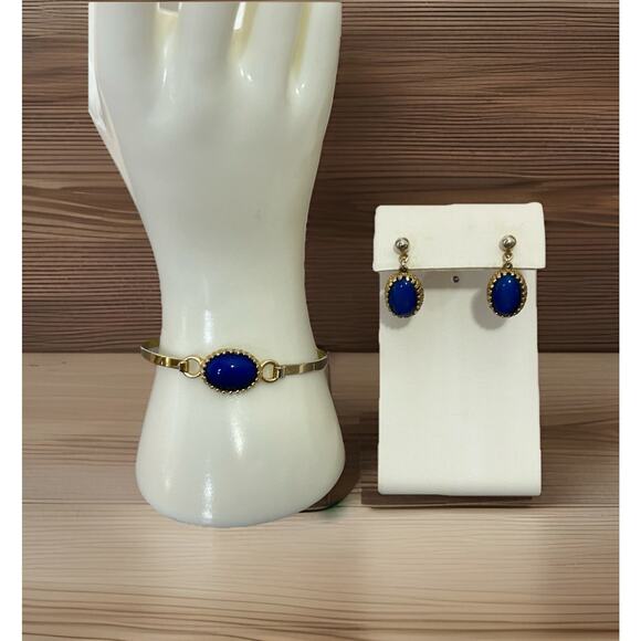 Cute Vintage Gold Tone Avon Bracelet & Earrings Set - Picture 1 of 2